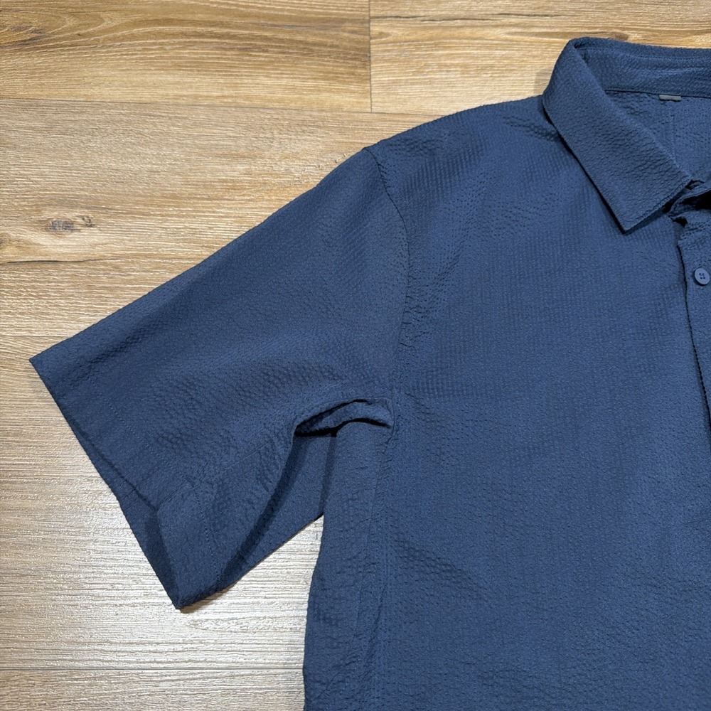 Lululemon Seersucker Shirt Mens MEDIUM Navy Blue Short Sleeve Performance Preppy - Picture 2 of 8